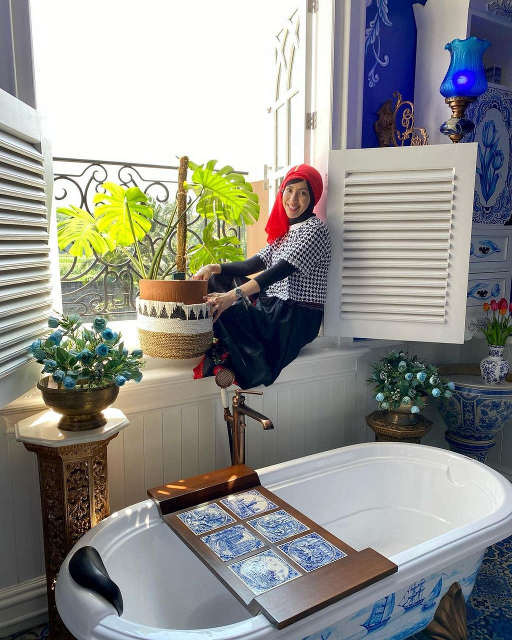10 Potret Rumah Bak Istana Milik Ade Indrisari yang Viral, Disney Land ala Yogyakarta!