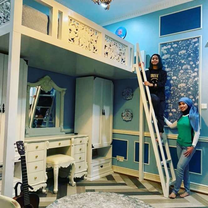 10 Potret Rumah Bak Istana Milik Ade Indrisari yang Viral, Disney Land ala Yogyakarta!