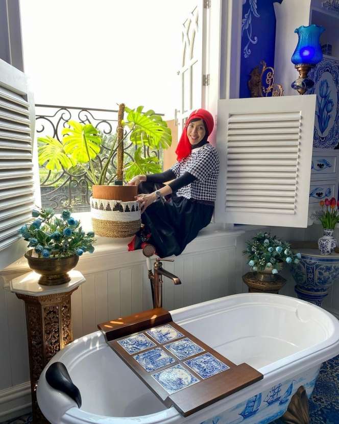 10 Potret Rumah Bak Istana Milik Ade Indrisari yang Viral, Disney Land ala Yogyakarta!