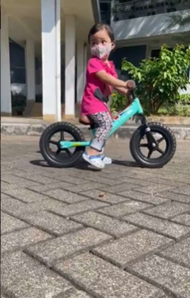8 Potret Rumah Sony Misturi, Ajudan Jokowi Yang Viral Super Tampan, Ternyata Sederhana Banget!