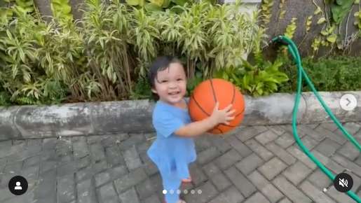 8 Potret Rumah Sony Misturi, Ajudan Jokowi Yang Viral Super Tampan, Ternyata Sederhana Banget!