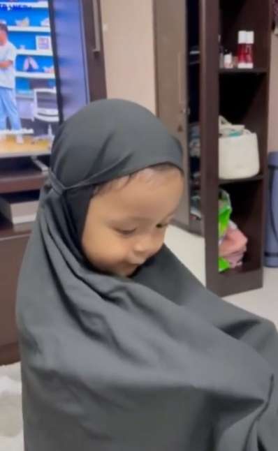 8 Potret Rumah Sony Misturi, Ajudan Jokowi Yang Viral Super Tampan, Ternyata Sederhana Banget!