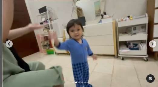 8 Potret Rumah Sony Misturi, Ajudan Jokowi Yang Viral Super Tampan, Ternyata Sederhana Banget!