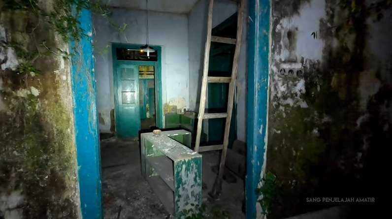 10 Potret Rumah Eks Jenderal Polri Terbengkalai 40 Tahun, Banyak Sisa-Sisa Militer, Ngeri Banget!