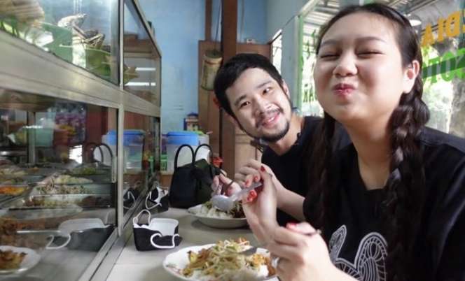Potret Sisca Kohl Pertama Kali Makan di Warteg, Langsung Borong dan Bayar Pakai Uang Segepok!