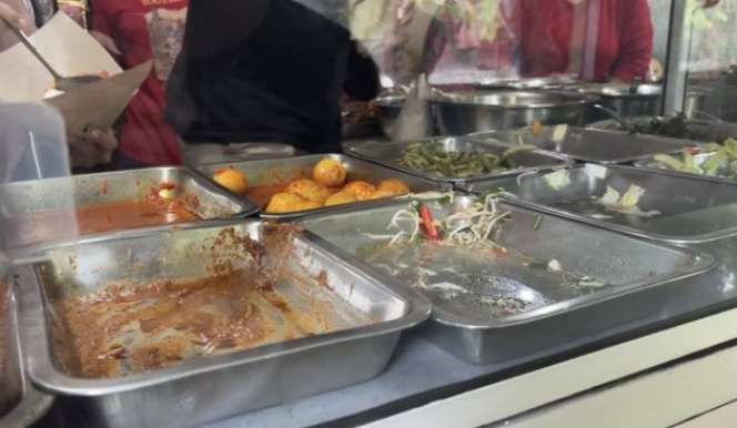 Potret Sisca Kohl Pertama Kali Makan di Warteg, Langsung Borong dan Bayar Pakai Uang Segepok!