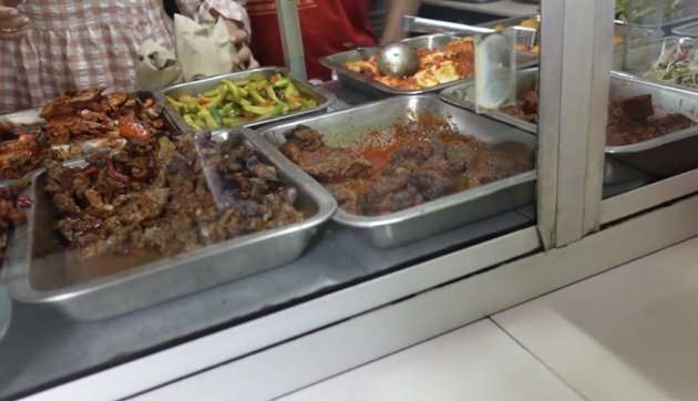 Potret Sisca Kohl Pertama Kali Makan di Warteg, Langsung Borong dan Bayar Pakai Uang Segepok!