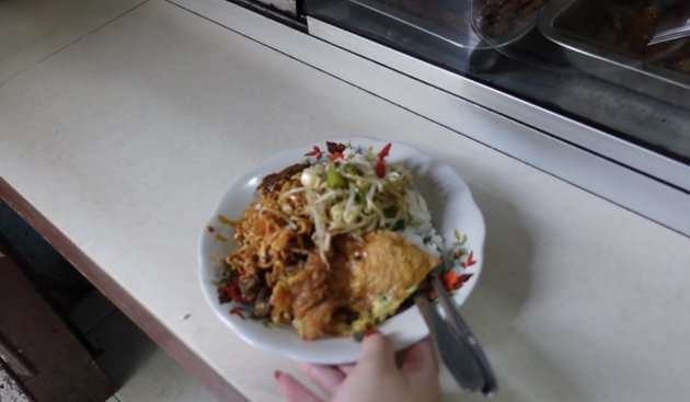 Potret Sisca Kohl Pertama Kali Makan di Warteg, Langsung Borong dan Bayar Pakai Uang Segepok!
