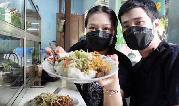 Potret Sisca Kohl Pertama Kali Makan di Warteg, Langsung Borong dan Bayar Pakai Uang Segepok!