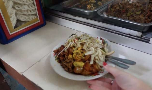 Potret Sisca Kohl Pertama Kali Makan di Warteg, Langsung Borong dan Bayar Pakai Uang Segepok!