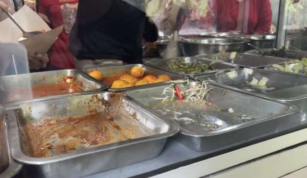Potret Sisca Kohl Pertama Kali Makan di Warteg, Langsung Borong dan Bayar Pakai Uang Segepok!
