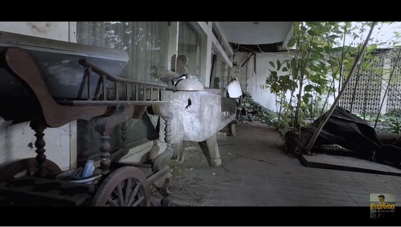 10 Potret Rumah Miliarder Terbengkalai 15 Tahun, Tinggalkan Barang Antik & 2 Mobil Mewah 