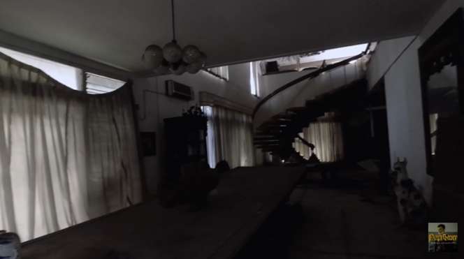 10 Potret Rumah Miliarder Terbengkalai 15 Tahun, Tinggalkan Barang Antik & 2 Mobil Mewah 