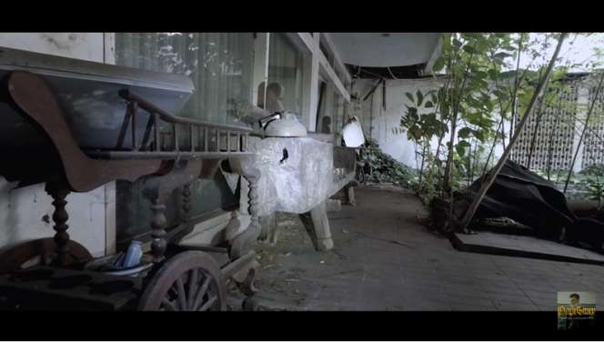 10 Potret Rumah Miliarder Terbengkalai 15 Tahun, Tinggalkan Barang Antik & 2 Mobil Mewah 