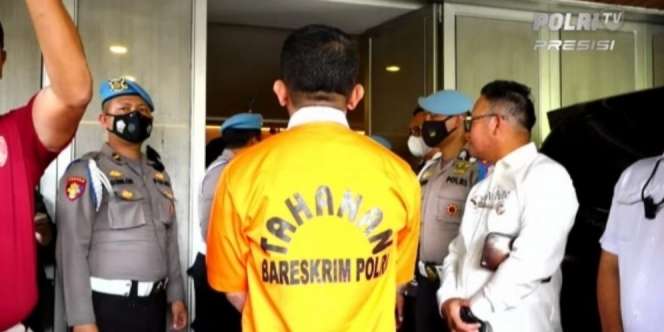 Potret Ferdy Sambo Memakai Baju Tahanan, Tangannya Diborgol Kabel Tis