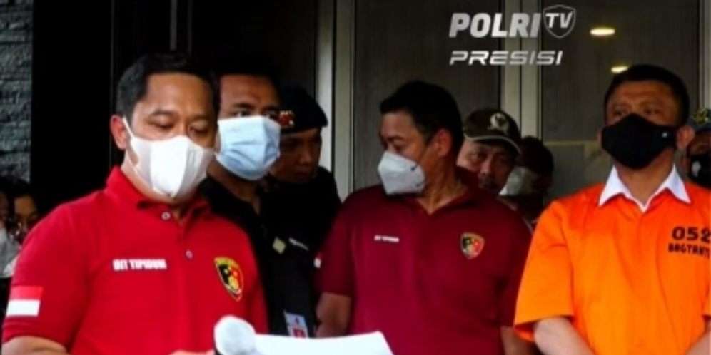 Potret Ferdy Sambo Memakai Baju Tahanan, Tangannya Diborgol Kabel Tis