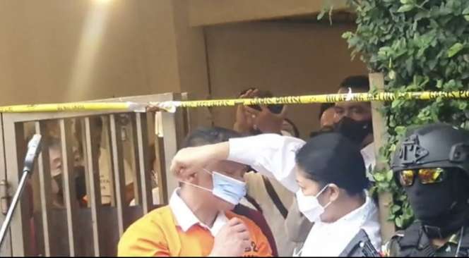 Potret Kemesraan Ferdy Sambo dan Putri Saat Rekonstruksi, Peluk dan Cium Untuk Saling Menenangkan!