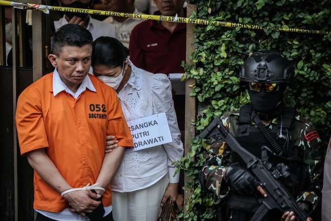 Potret Kemesraan Ferdy Sambo dan Putri Saat Rekonstruksi, Peluk dan Cium Untuk Saling Menenangkan!