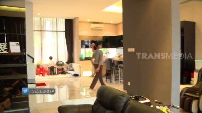 Potret Rumah Mewah Eriska Rein Berlantai 4, Buka Pintu Langsung Lihat Laut!