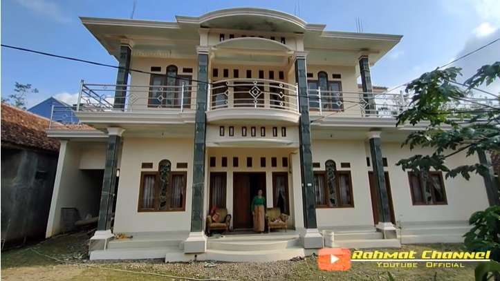 Potret Rumah Mewah TKI Arab Saudi, Bak Istana Megah di Tengah Kampung!