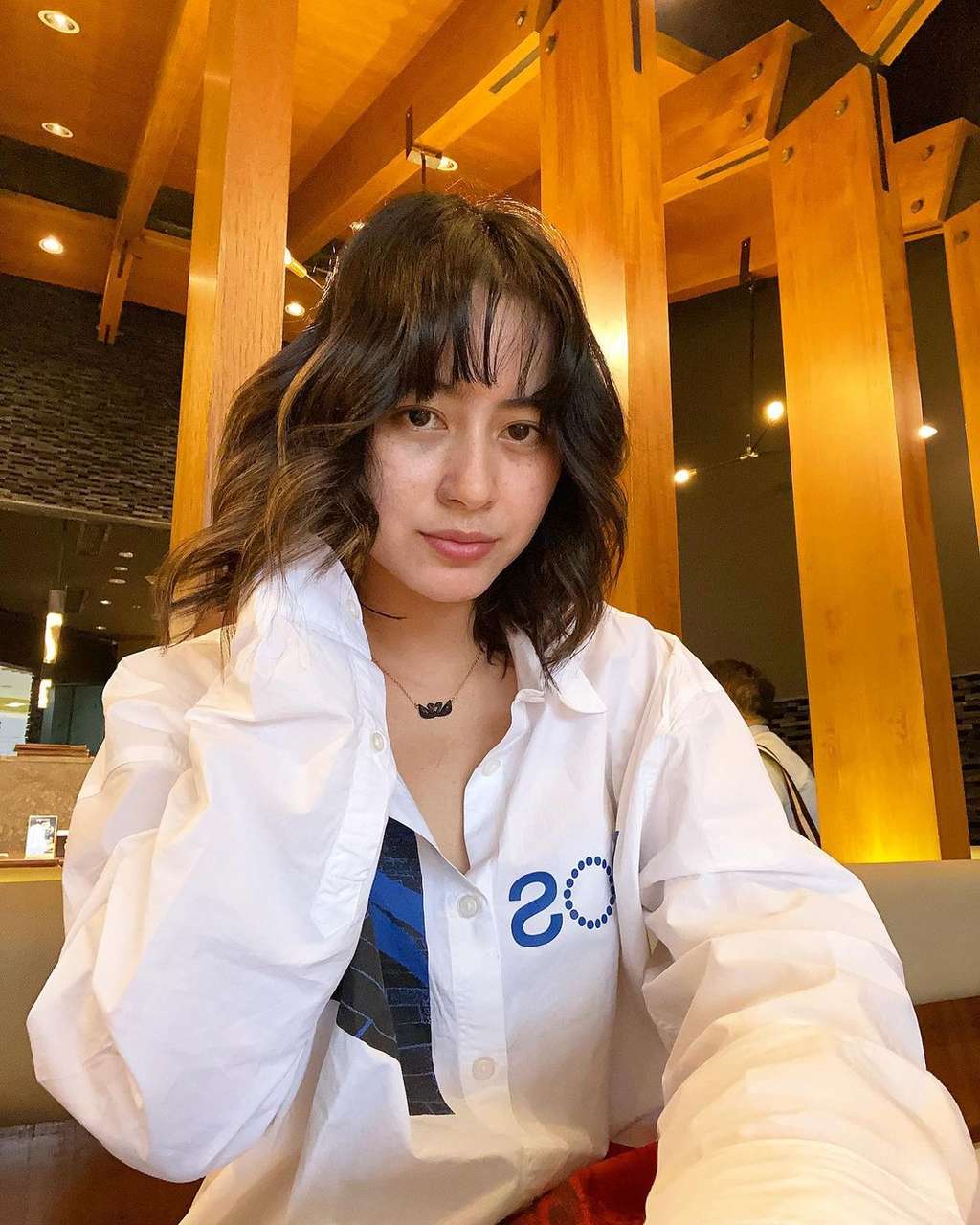 OOTD Laura Theux Pakai Baju Putih, Kece Banget!