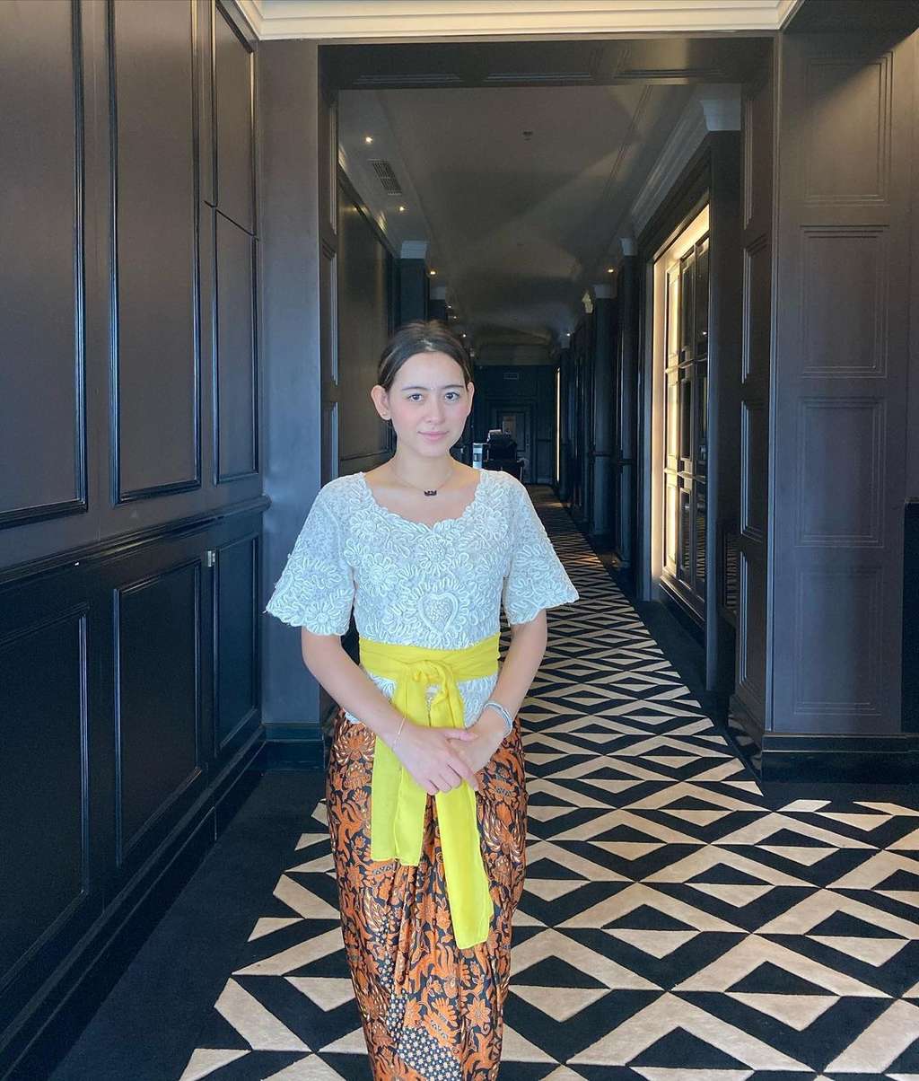OOTD Laura Theux Pakai Baju Putih, Kece Banget!
