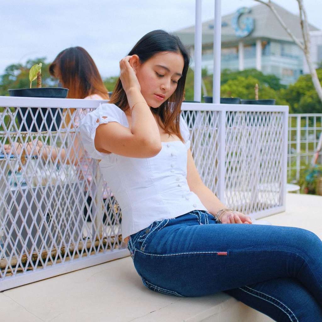 OOTD Laura Theux Pakai Baju Putih, Kece Banget!