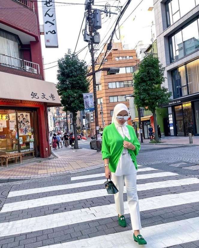 Potret Koleksi Sandal Branded Mahal Syahrini Selama di Jepang, Ada yang Modelnya Bikin Melongo!
