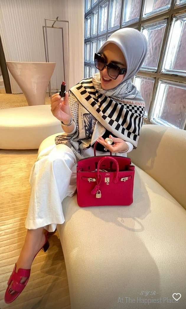 Potret Koleksi Sandal Branded Mahal Syahrini Selama di Jepang, Ada yang Modelnya Bikin Melongo!