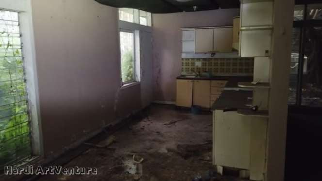 Sederet Rumah Artis Dibiarkan Terbengkalai, Rumah Suzzanna Banyak Bertebaran Bunga Melati 