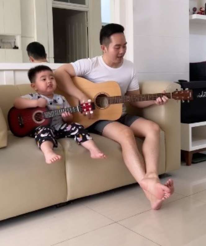 Potret Clayton, Bocah 2 Tahun yang Viral di Tiktok Suka Makan Sushi