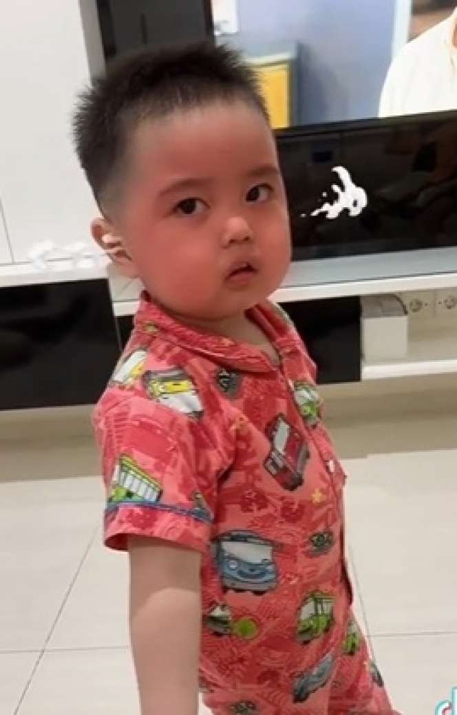 Potret Clayton, Bocah 2 Tahun yang Viral di Tiktok Suka Makan Sushi
