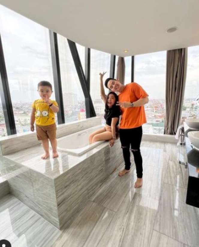 Potret Clayton, Bocah 2 Tahun yang Viral di Tiktok Suka Makan Sushi