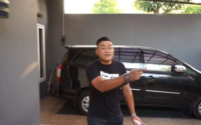 9 Potret Rumah Presenter Bola Rendra Soedjono, Halaman Belakang Ada Rawa-rawa