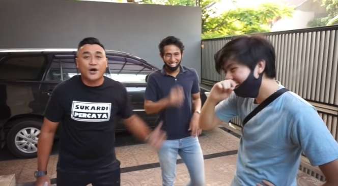 9 Potret Rumah Presenter Bola Rendra Soedjono, Halaman Belakang Ada Rawa-rawa
