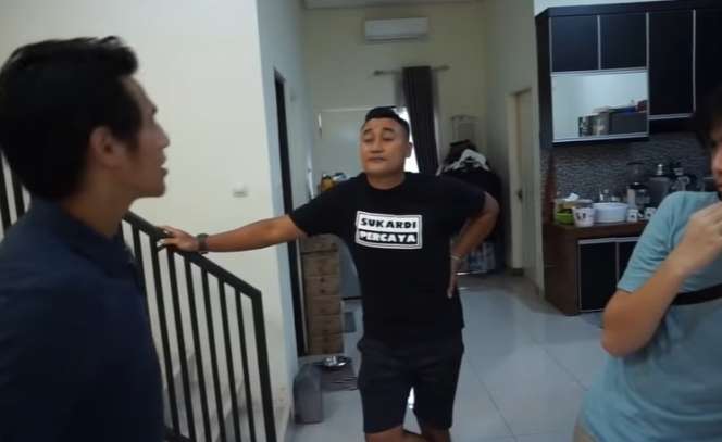 9 Potret Rumah Presenter Bola Rendra Soedjono, Halaman Belakang Ada Rawa-rawa