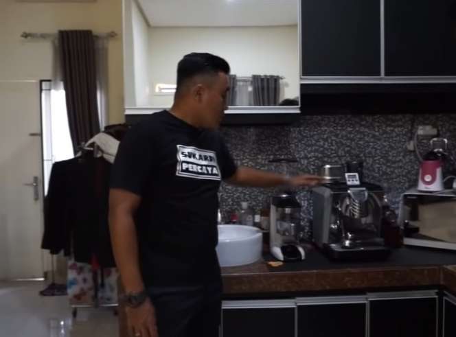 9 Potret Rumah Presenter Bola Rendra Soedjono, Halaman Belakang Ada Rawa-rawa