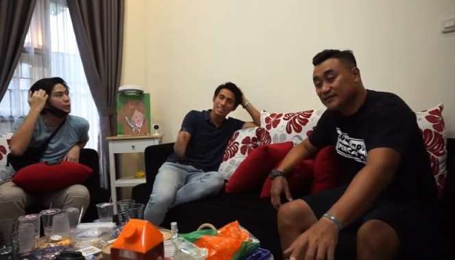 9 Potret Rumah Presenter Bola Rendra Soedjono, Halaman Belakang Ada Rawa-rawa