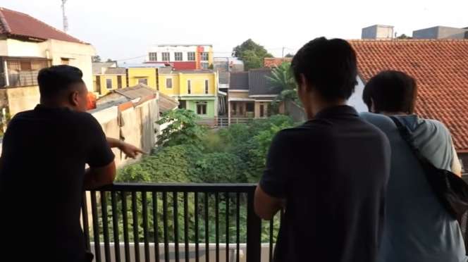 9 Potret Rumah Presenter Bola Rendra Soedjono, Halaman Belakang Ada Rawa-rawa