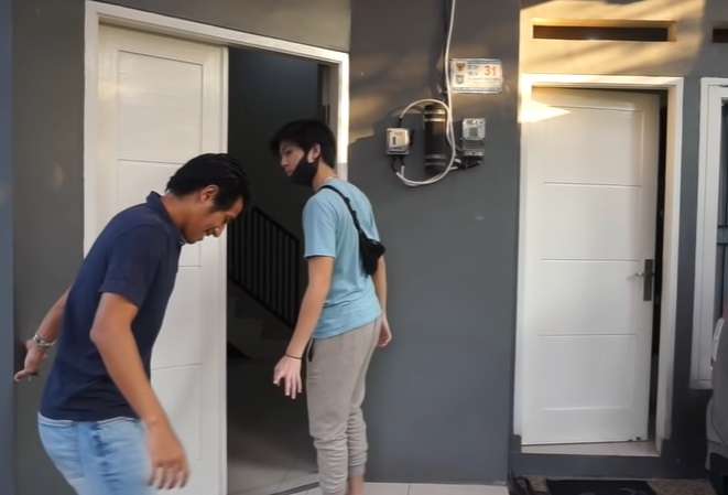 9 Potret Rumah Presenter Bola Rendra Soedjono, Halaman Belakang Ada Rawa-rawa