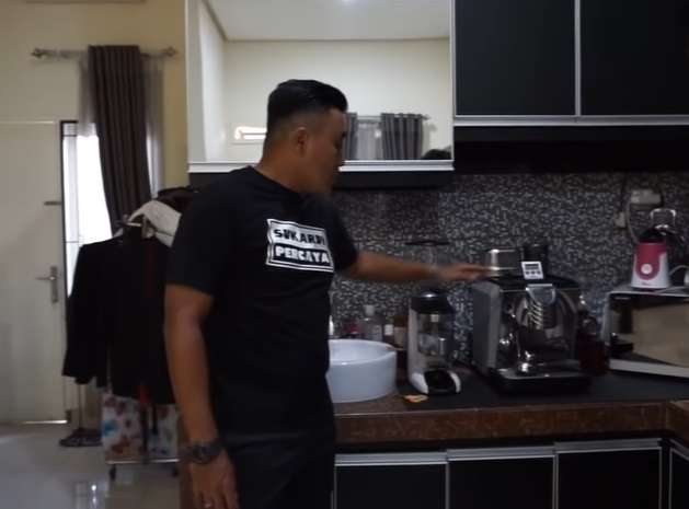 9 Potret Rumah Presenter Bola Rendra Soedjono, Halaman Belakang Ada Rawa-rawa