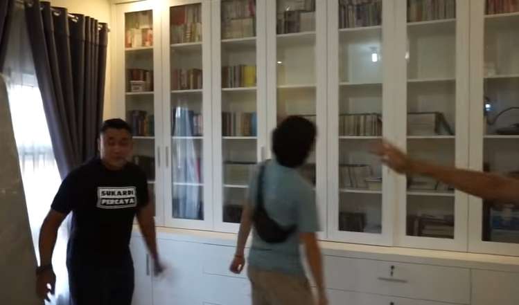 9 Potret Rumah Presenter Bola Rendra Soedjono, Halaman Belakang Ada Rawa-rawa