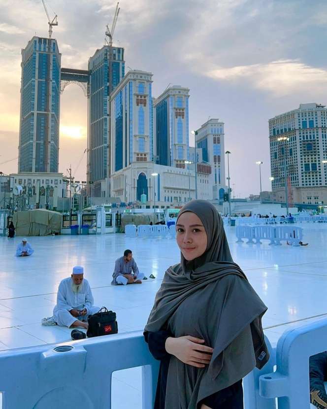 Potret Mawar AFI Berbusana Syari saat Umroh Bikin Pangling
