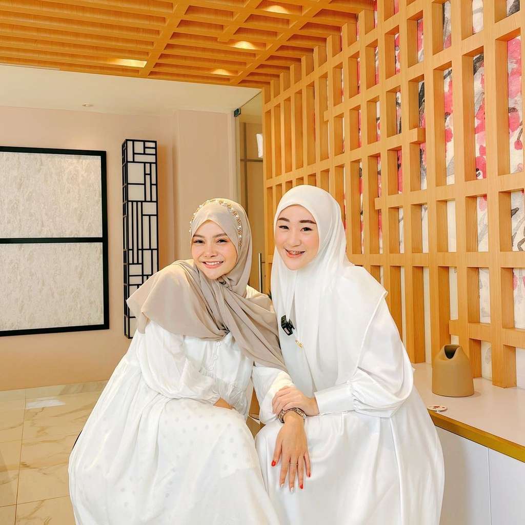 Potret Mawar AFI Berbusana Syari saat Umroh Bikin Pangling
