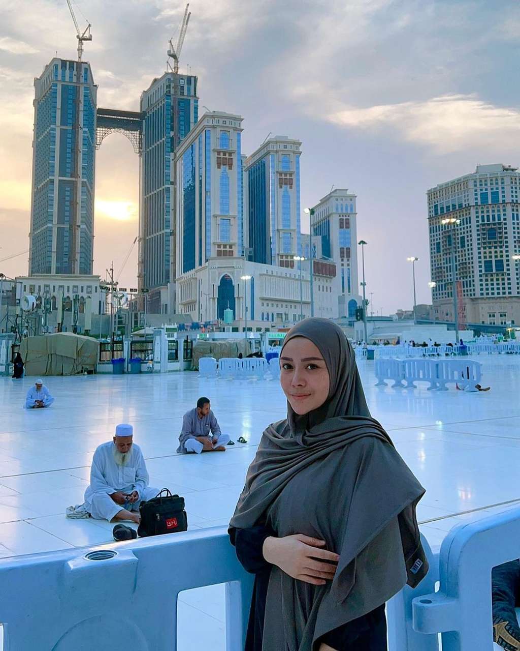 Potret Mawar AFI Berbusana Syari saat Umroh Bikin Pangling