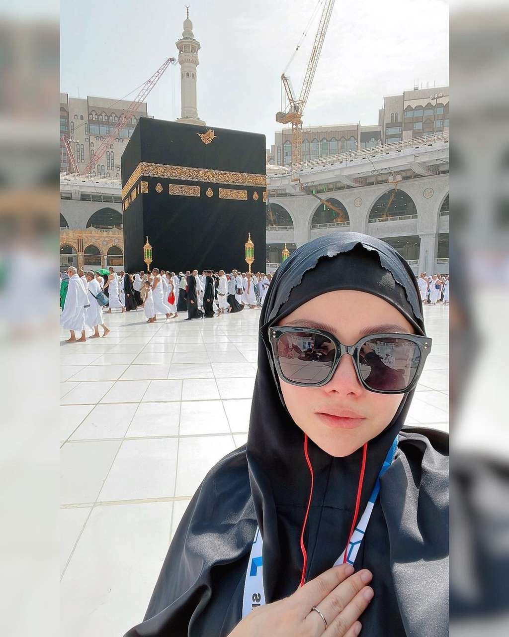 Potret Mawar AFI Berbusana Syari saat Umroh Bikin Pangling