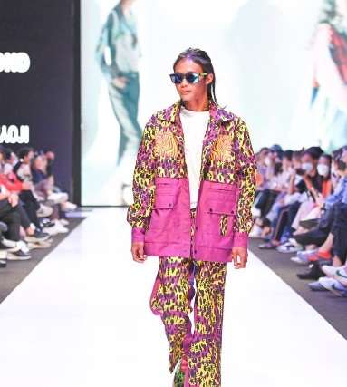 7 Gaya Keren Bonge Lenggak-lenggok di Jakarta Fashion and Food Festival, Bikin Terkesima