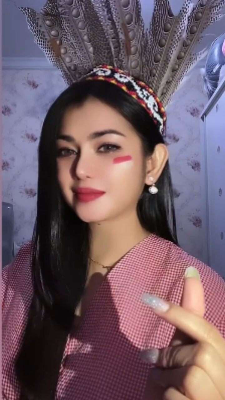 Potret Kecantikan Gadis Dayak yang Bikin Heboh Sosmed