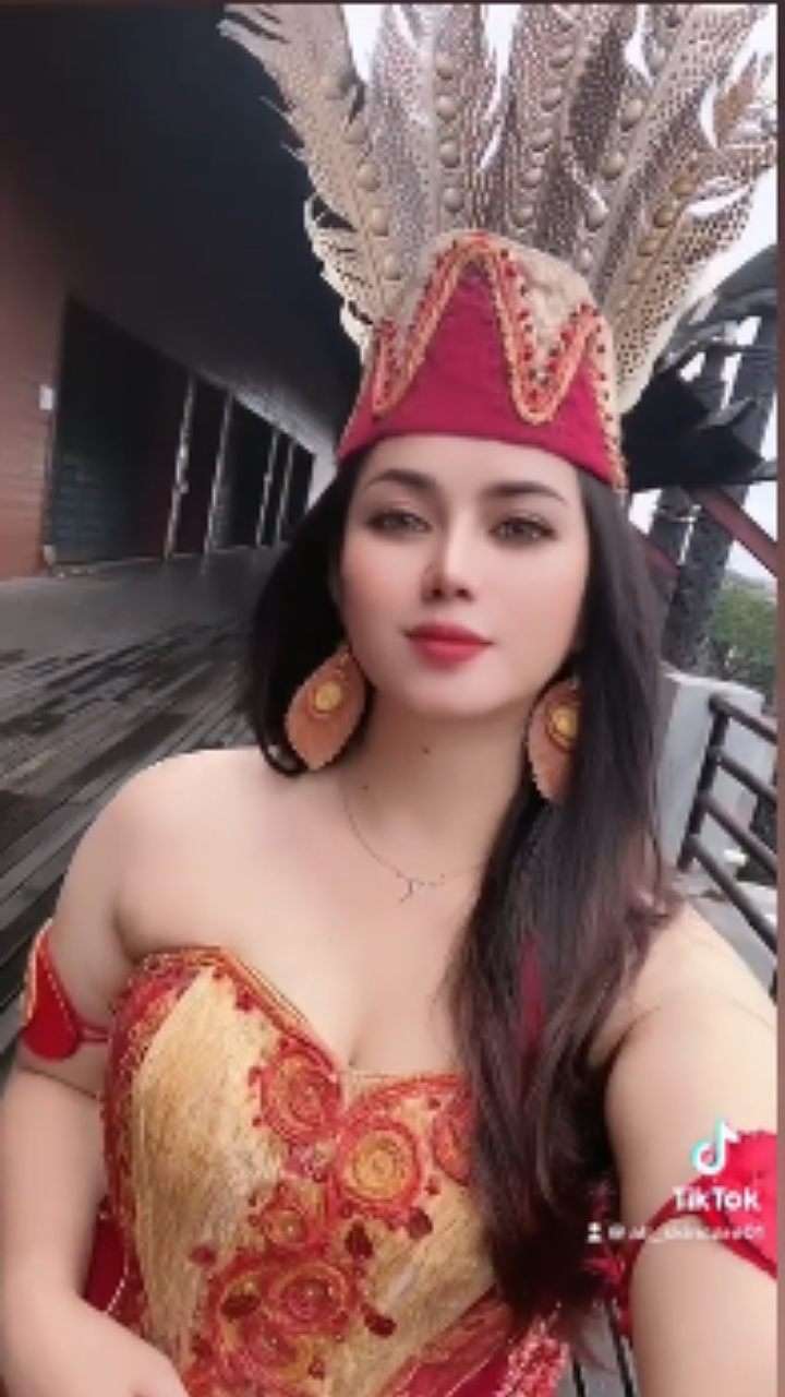 Potret Kecantikan Gadis Dayak yang Bikin Heboh Sosmed