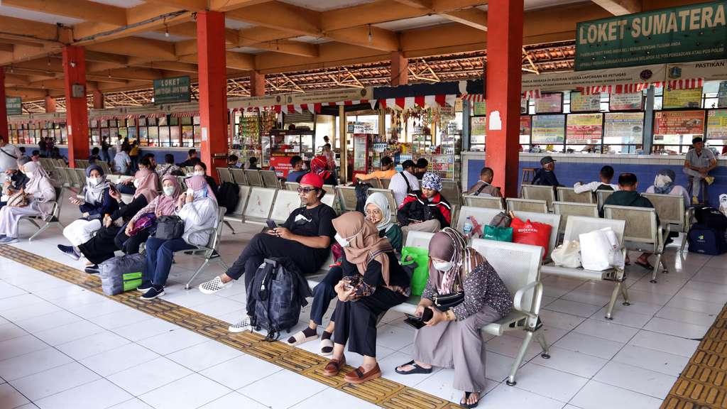 FOTO: Harga BBM Naik, Tiket Bus di Terminal Kampung Rambutan Ikutan Naik